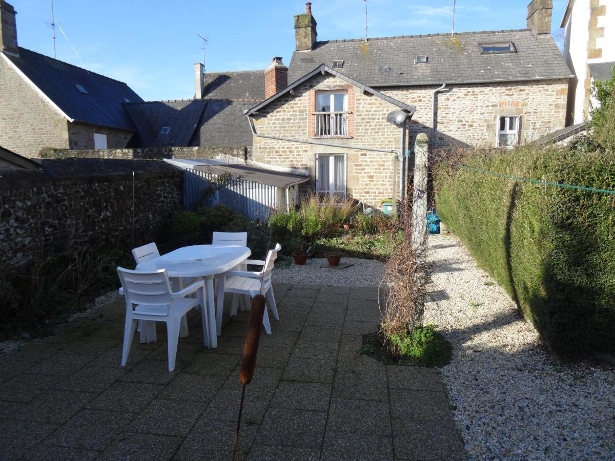 Charming French Cottage-Gite In The Heart Of Quiet Gorron Exterior photo